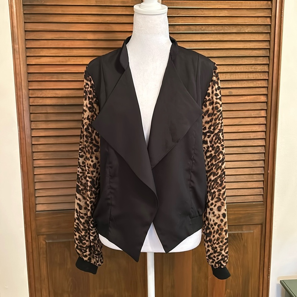 Red Snap Leopard Sleeve Lightweight Jacket Size M